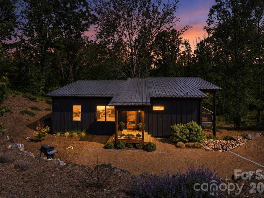 306 Broad Vista Lane, Asheville, NC 28804.  MLS# CAR4356129, YatesRealty ID 23445. 