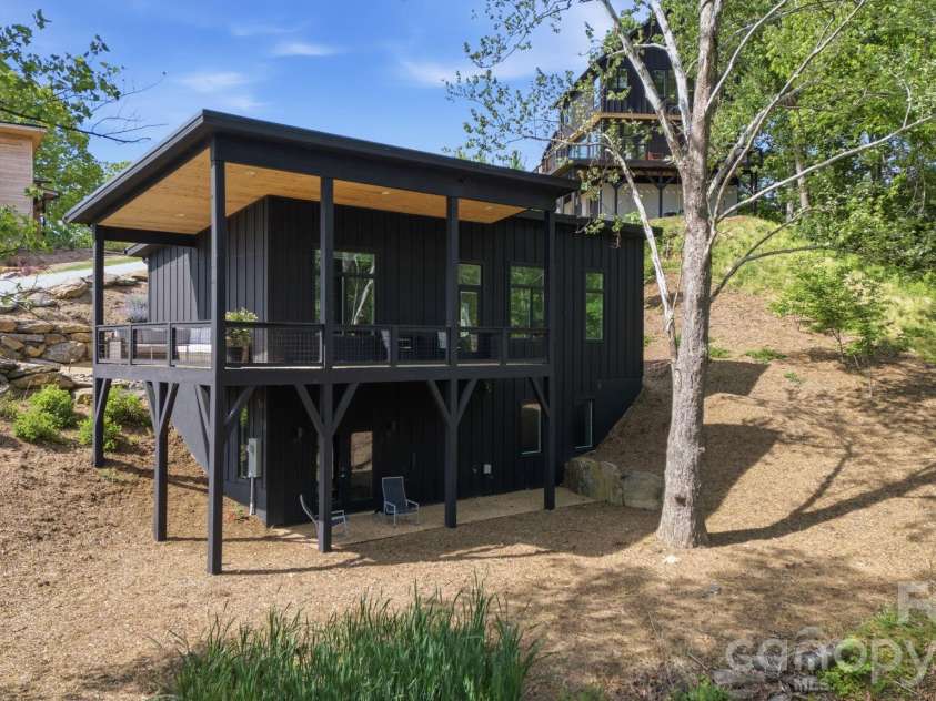 306 Broad Vista Lane, Asheville, NC 28804.  MLS# CAR4356129, YatesRealty ID 23445. 