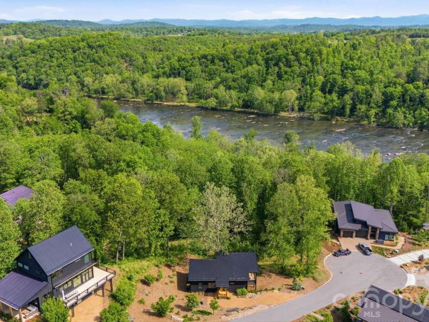 306 Broad Vista Lane, Asheville, NC 28804.  MLS# CAR4356129, YatesRealty ID 23445. 