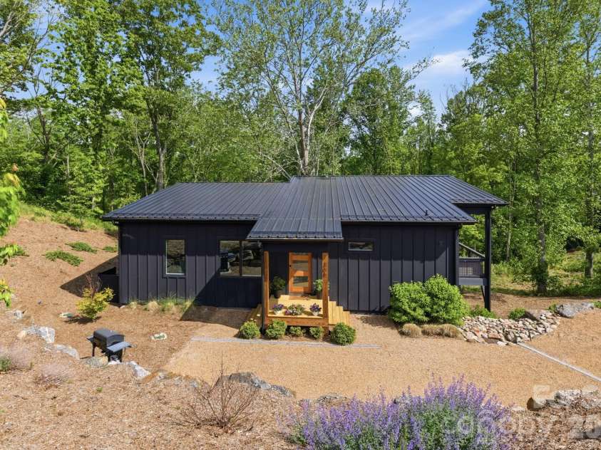 306 Broad Vista Lane, Asheville, NC 28804.  MLS# CAR4356129, YatesRealty ID 23445. 