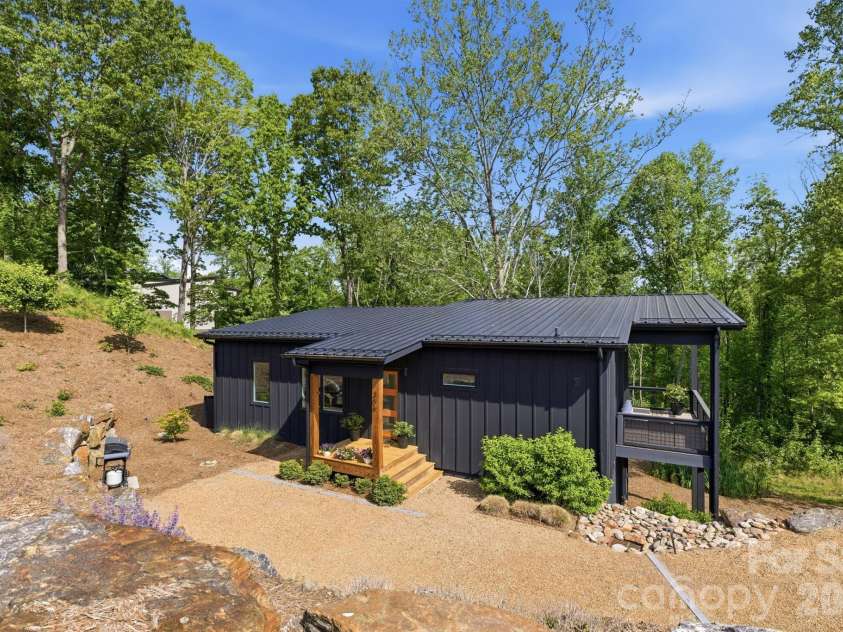 306 Broad Vista Lane, Asheville, NC 28804.  MLS# CAR4356129, YatesRealty ID 23445. 