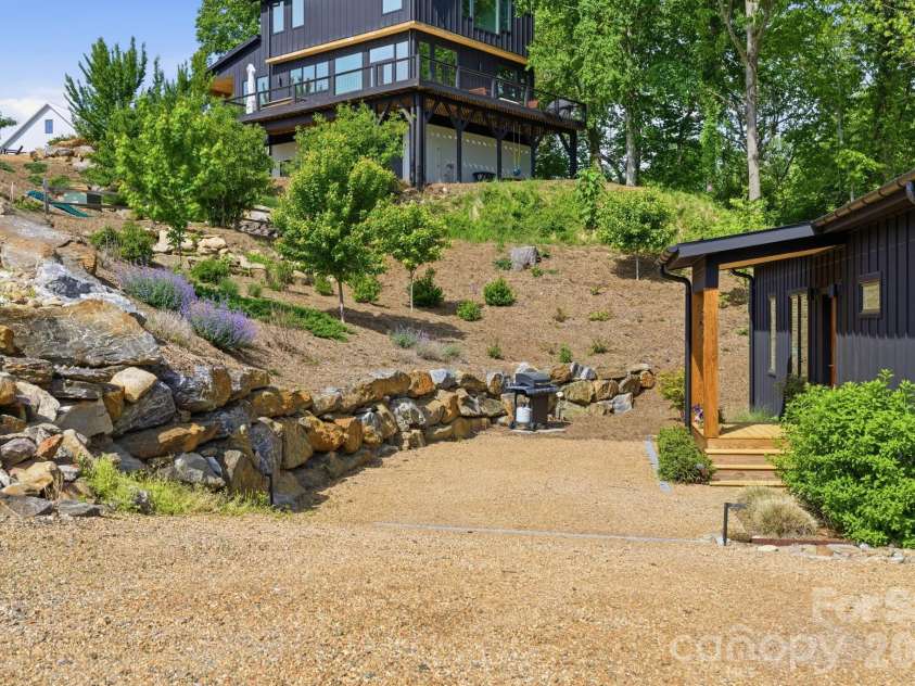 306 Broad Vista Lane, Asheville, NC 28804.  MLS# CAR4356129, YatesRealty ID 23445. 