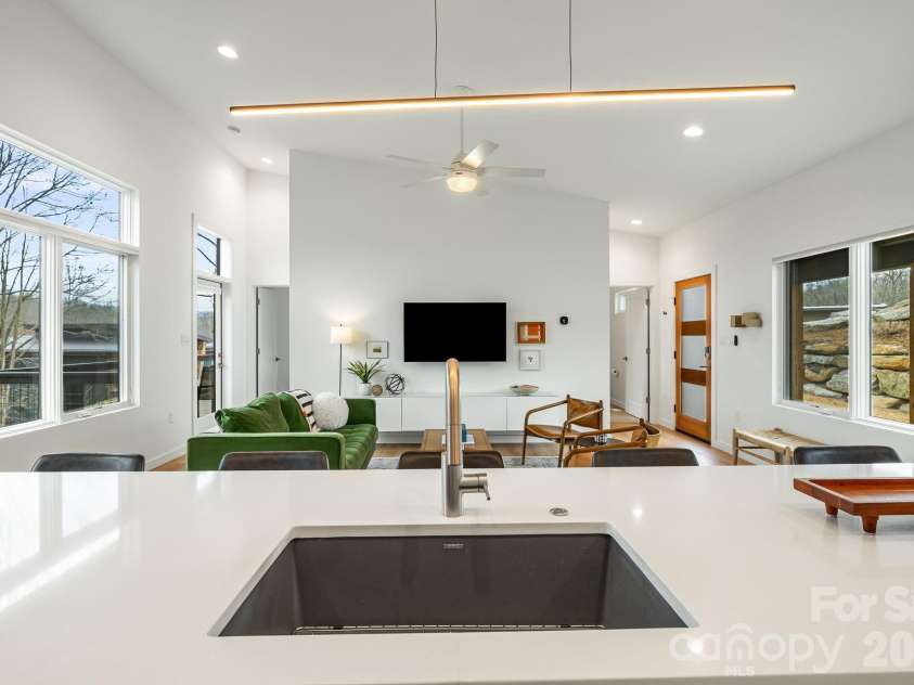 306 Broad Vista Lane, Asheville, NC 28804.  MLS# CAR4356129, YatesRealty ID 23445. Kitchen/Open Floor Plan