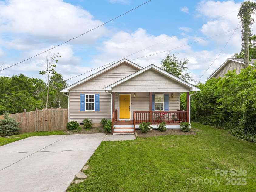 23 Townview Drive, Asheville, NC 28806.  MLS# CAR4275697, YatesRealty ID 23446. 