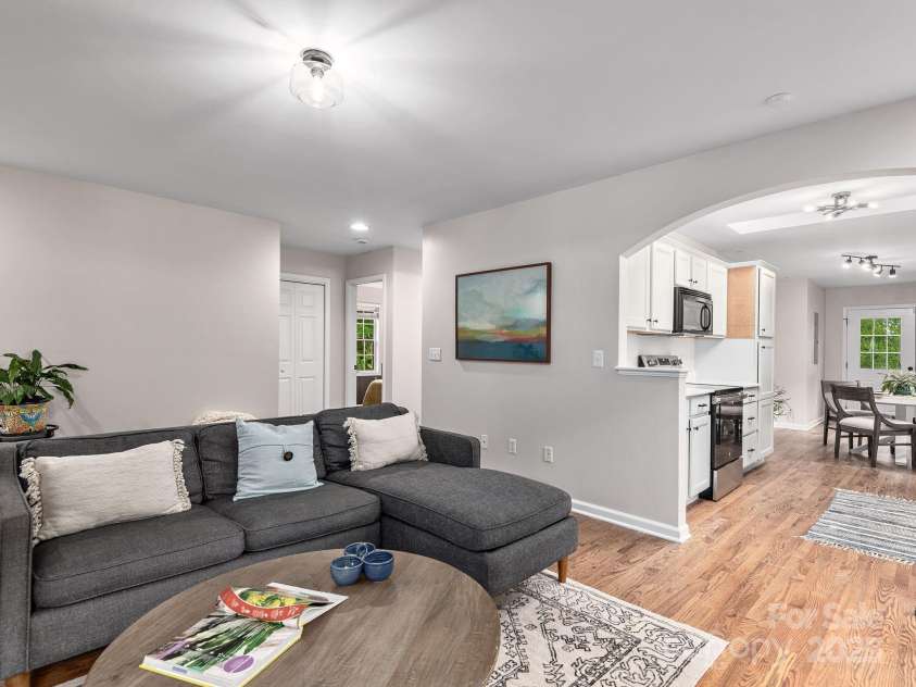 23 Townview Drive, Asheville, NC 28806.  MLS# CAR4275697, YatesRealty ID 23446. 