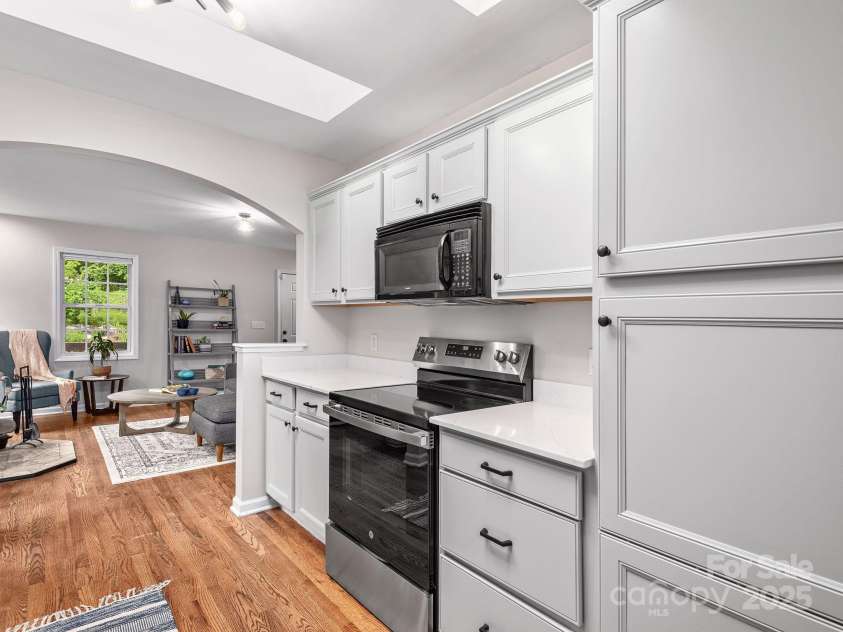 23 Townview Drive, Asheville, NC 28806.  MLS# CAR4275697, YatesRealty ID 23446. 