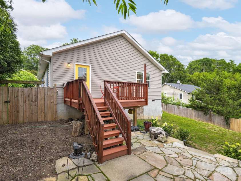 23 Townview Drive, Asheville, NC 28806.  MLS# CAR4275697, YatesRealty ID 23446. 