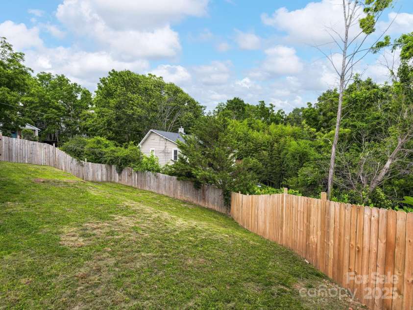 23 Townview Drive, Asheville, NC 28806.  MLS# CAR4275697, YatesRealty ID 23446. 