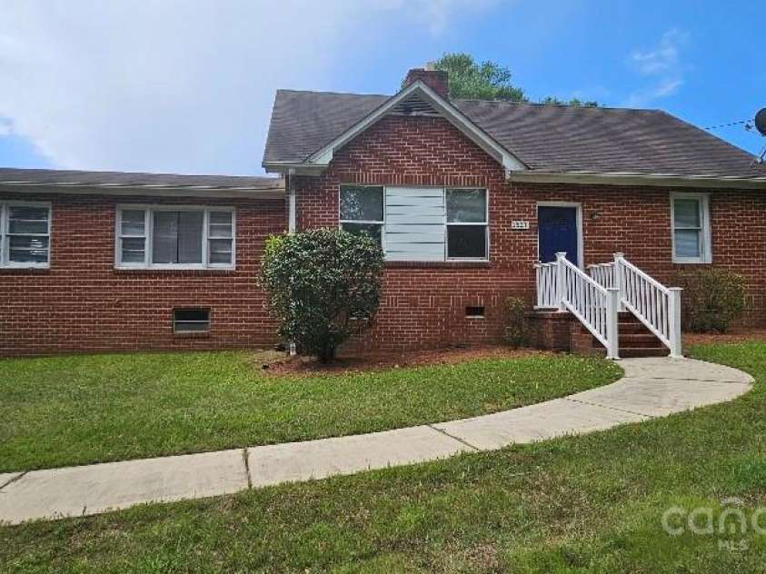 2828 Bellhaven Circle, Charlotte, NC 28214.  MLS# CAR4272391, YatesRealty ID 23447. 