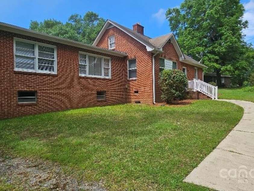 2828 Bellhaven Circle, Charlotte, NC 28214.  MLS# CAR4272391, YatesRealty ID 23447. 