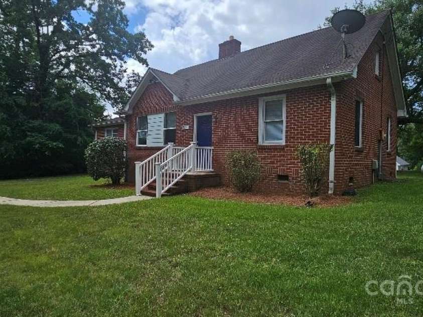 2828 Bellhaven Circle, Charlotte, NC 28214.  MLS# CAR4272391, YatesRealty ID 23447. 