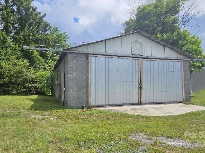 2828 Bellhaven Circle, Charlotte, NC 28214.  MLS# CAR4272391, YatesRealty ID 23447. 