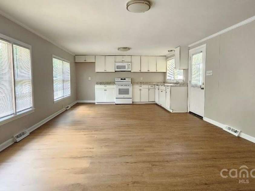 2828 Bellhaven Circle, Charlotte, NC 28214.  MLS# CAR4272391, YatesRealty ID 23447. 