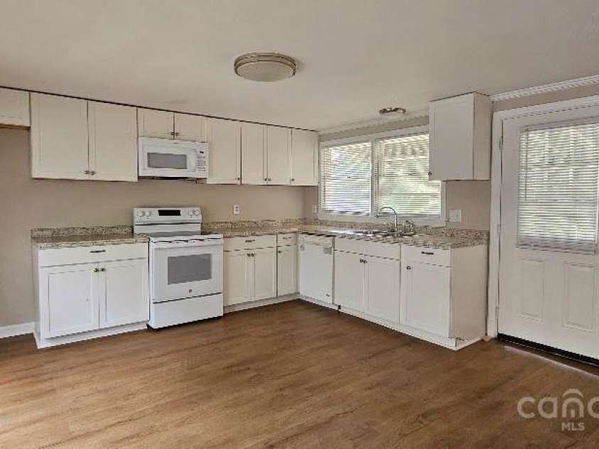 2828 Bellhaven Circle, Charlotte, NC 28214.  MLS# CAR4272391, YatesRealty ID 23447. 