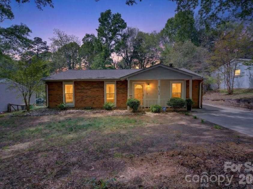 6308 Pineburr Road, Charlotte, NC 28211.  MLS# CAR4364316, YatesRealty ID 23448. 