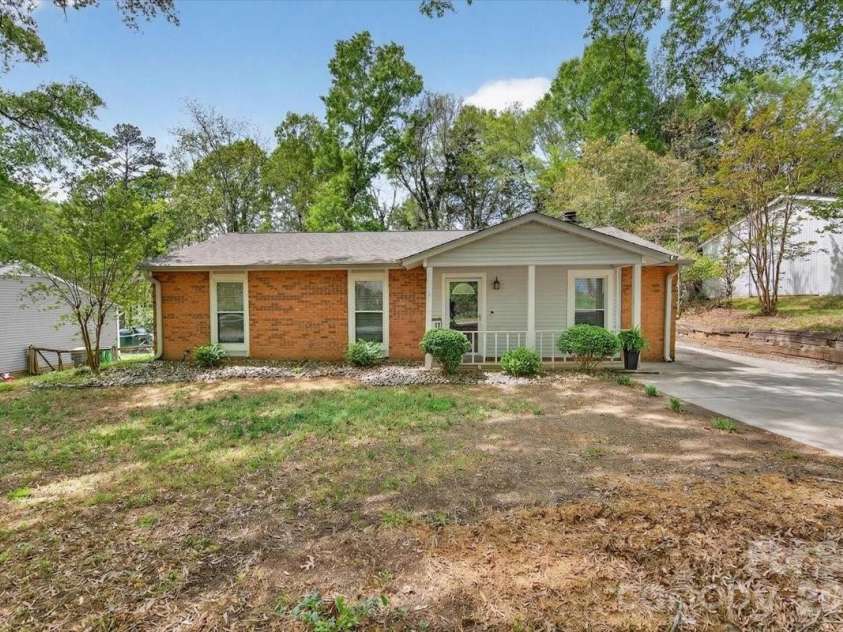 6308 Pineburr Road, Charlotte, NC 28211.  MLS# CAR4364316, YatesRealty ID 23448. 