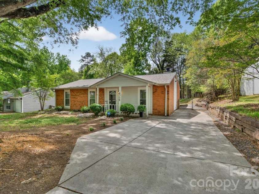6308 Pineburr Road, Charlotte, NC 28211.  MLS# CAR4364316, YatesRealty ID 23448. 