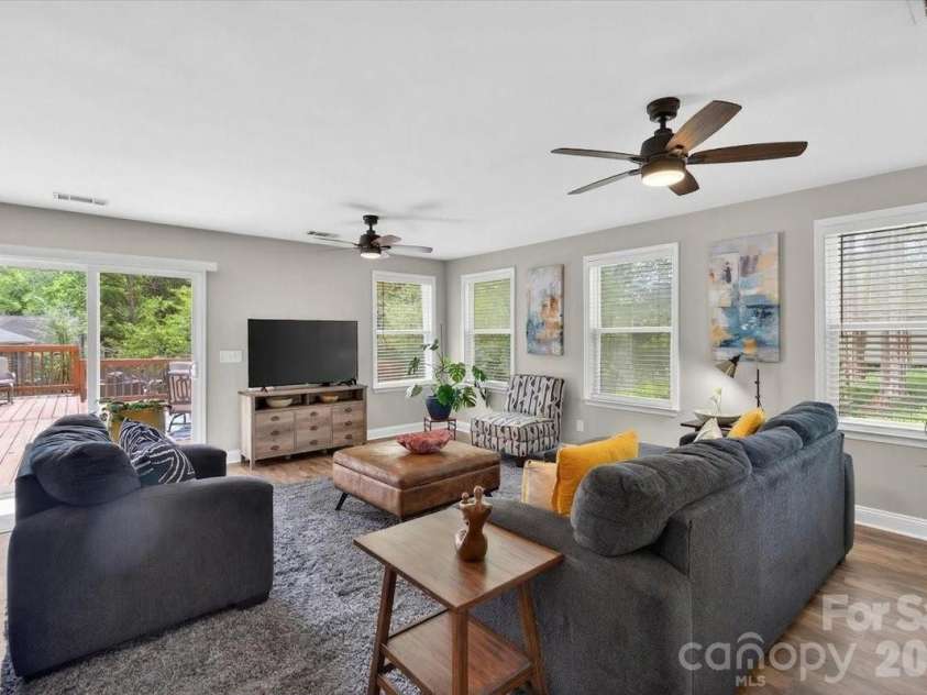 6308 Pineburr Road, Charlotte, NC 28211.  MLS# CAR4364316, YatesRealty ID 23448. 