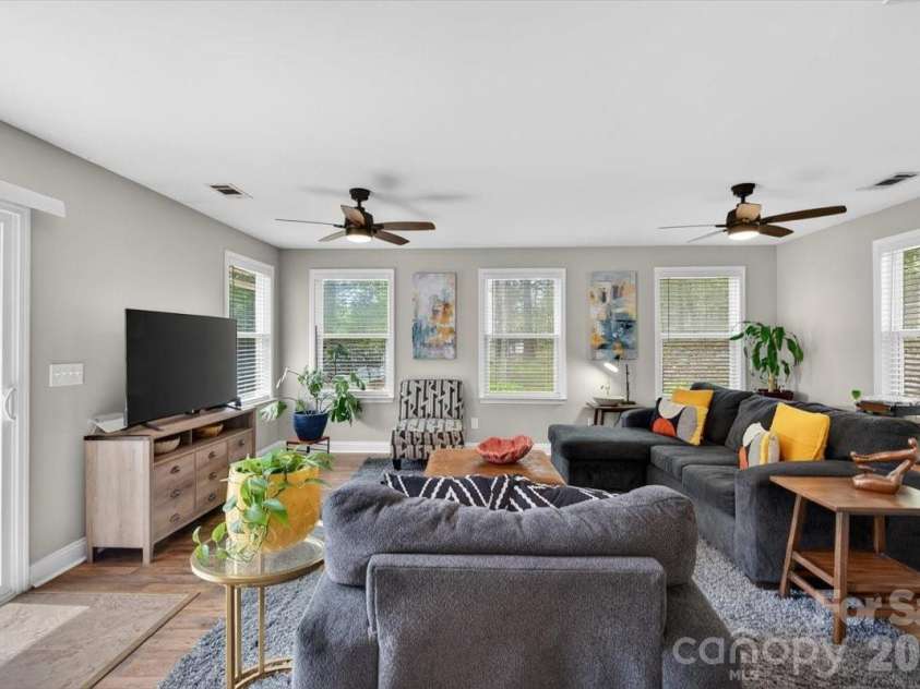6308 Pineburr Road, Charlotte, NC 28211.  MLS# CAR4364316, YatesRealty ID 23448. 