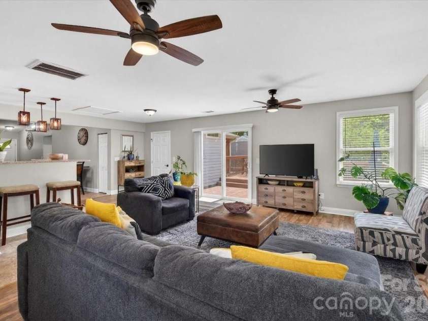 6308 Pineburr Road, Charlotte, NC 28211.  MLS# CAR4364316, YatesRealty ID 23448. 