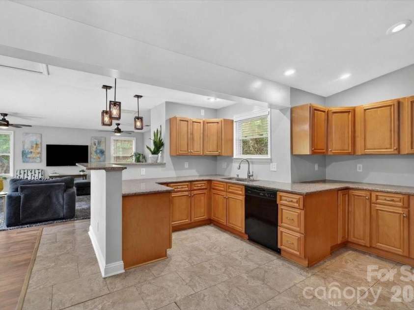 6308 Pineburr Road, Charlotte, NC 28211.  MLS# CAR4364316, YatesRealty ID 23448. 