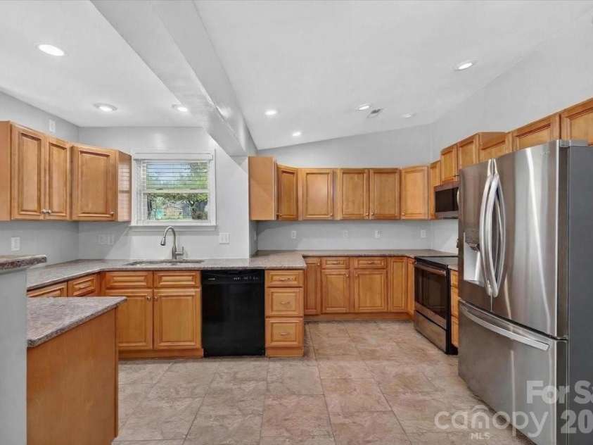 6308 Pineburr Road, Charlotte, NC 28211.  MLS# CAR4364316, YatesRealty ID 23448. 