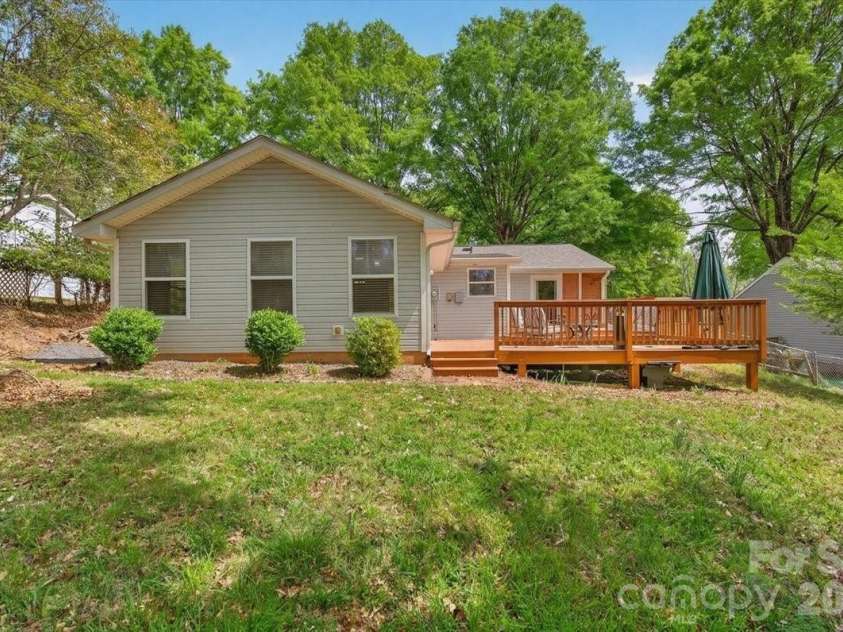 6308 Pineburr Road, Charlotte, NC 28211.  MLS# CAR4364316, YatesRealty ID 23448. 