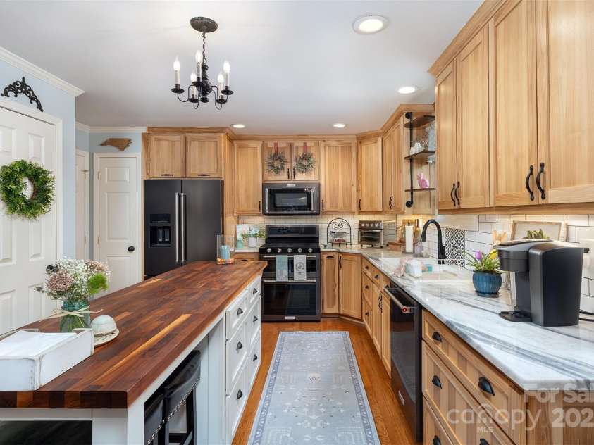 7788 Parks Mountain Drive, Newland, NC 28657.  MLS# CAR4244906, YatesRealty ID 23449. 