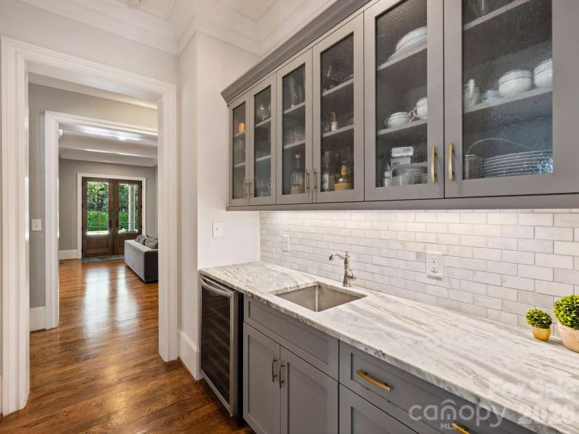 2313 Richardson Drive, Charlotte, NC 28211.  MLS# CAR4382670, YatesRealty ID 23450. Butler's pantry