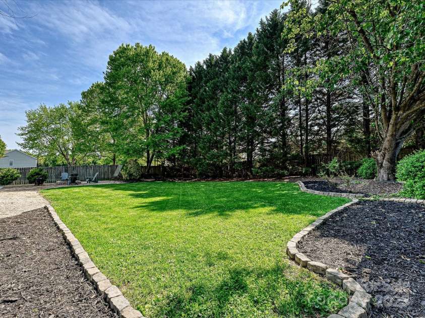 8140 Laurel Run Drive, Charlotte, NC 28269.  MLS# CAR4244296, YatesRealty ID 23451. Large Lush Lawn