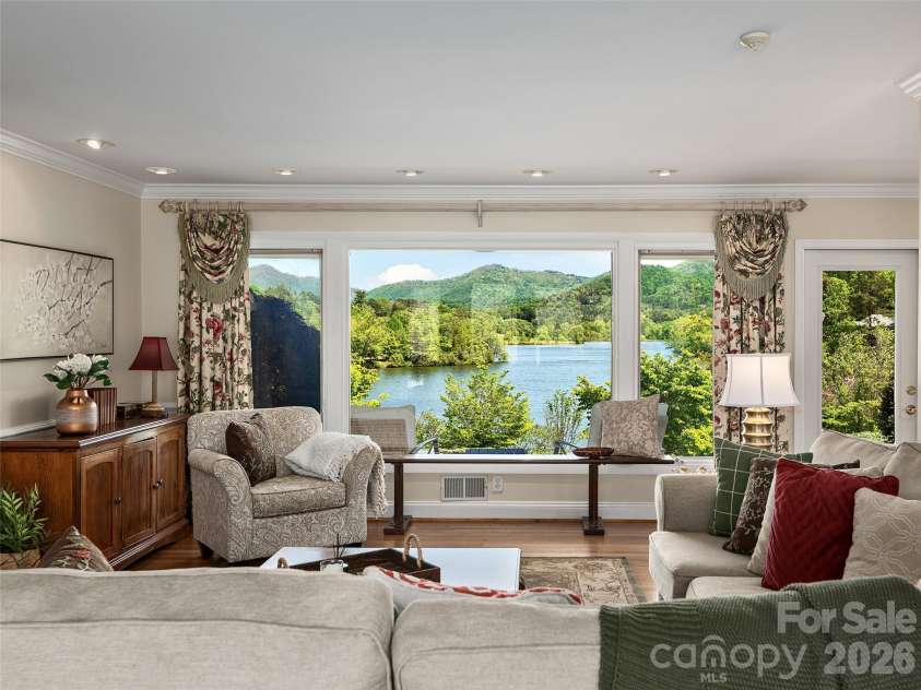 7 Glen Falls Road, Asheville, NC 28804.  MLS# CAR4377796, YatesRealty ID 23452. 