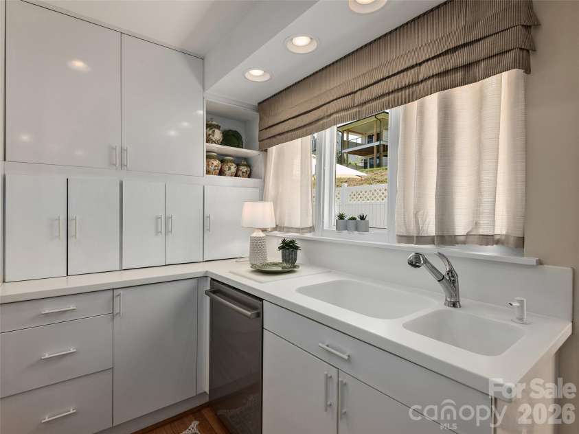 7 Glen Falls Road, Asheville, NC 28804.  MLS# CAR4377796, YatesRealty ID 23452. 