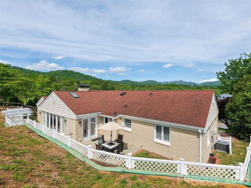 7 Glen Falls Road, Asheville, NC 28804.  MLS# CAR4377796, YatesRealty ID 23452. 
