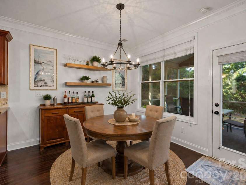 949 Autumn Glen Court, Lake Wylie, SC 29710.  MLS# CAR4369264, YatesRealty ID 23456. Eat in kitchen
