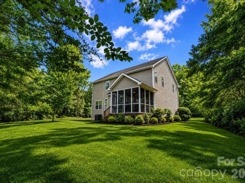 949 Autumn Glen Court, Lake Wylie, SC 29710.  MLS# CAR4369264, YatesRealty ID 23456. Flat backyard with screened porch