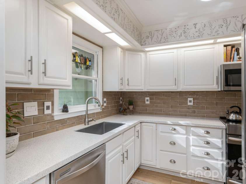 128 Camellia Way, Hendersonville, NC 28739.  MLS# CAR4404183, YatesRealty ID 23458. 