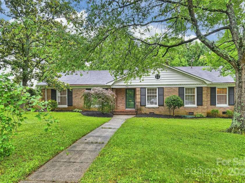 1961 Runnymede Lane, Charlotte, NC 28211.  MLS# CAR4265573, YatesRealty ID 23458. 