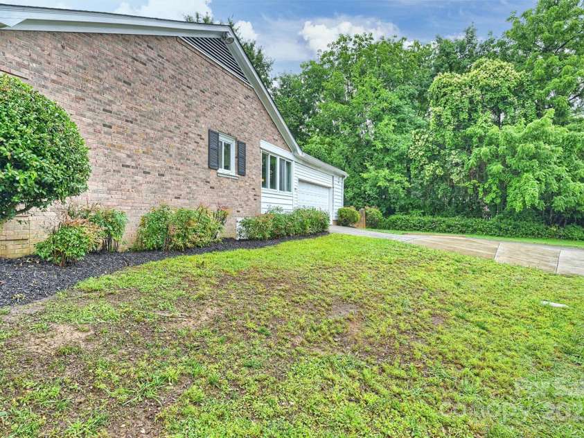 1961 Runnymede Lane, Charlotte, NC 28211.  MLS# CAR4265573, YatesRealty ID 23458. 