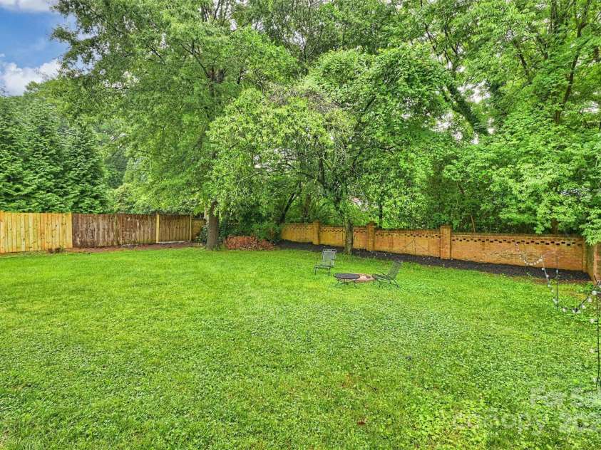 1961 Runnymede Lane, Charlotte, NC 28211.  MLS# CAR4265573, YatesRealty ID 23458. 