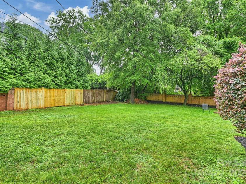 1961 Runnymede Lane, Charlotte, NC 28211.  MLS# CAR4265573, YatesRealty ID 23458. 