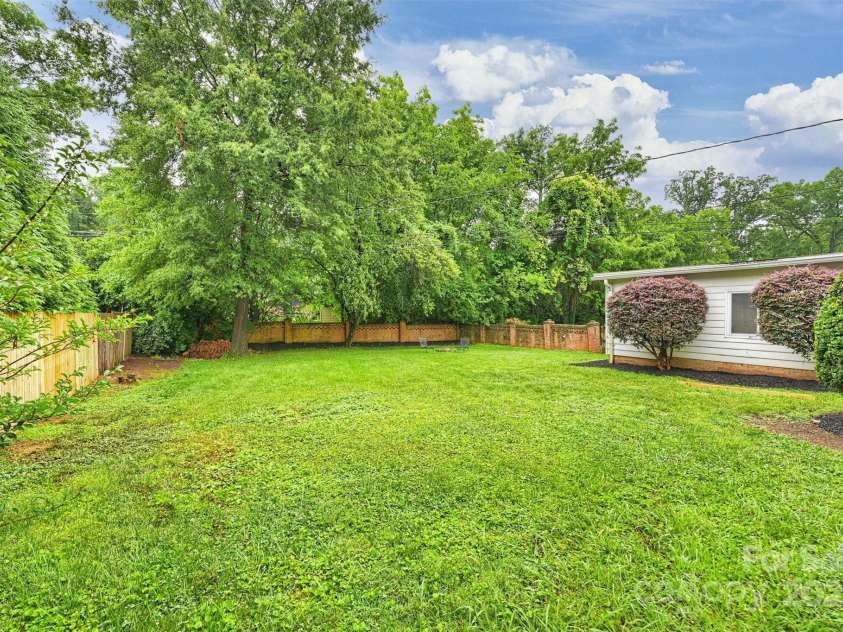 1961 Runnymede Lane, Charlotte, NC 28211.  MLS# CAR4265573, YatesRealty ID 23458. 