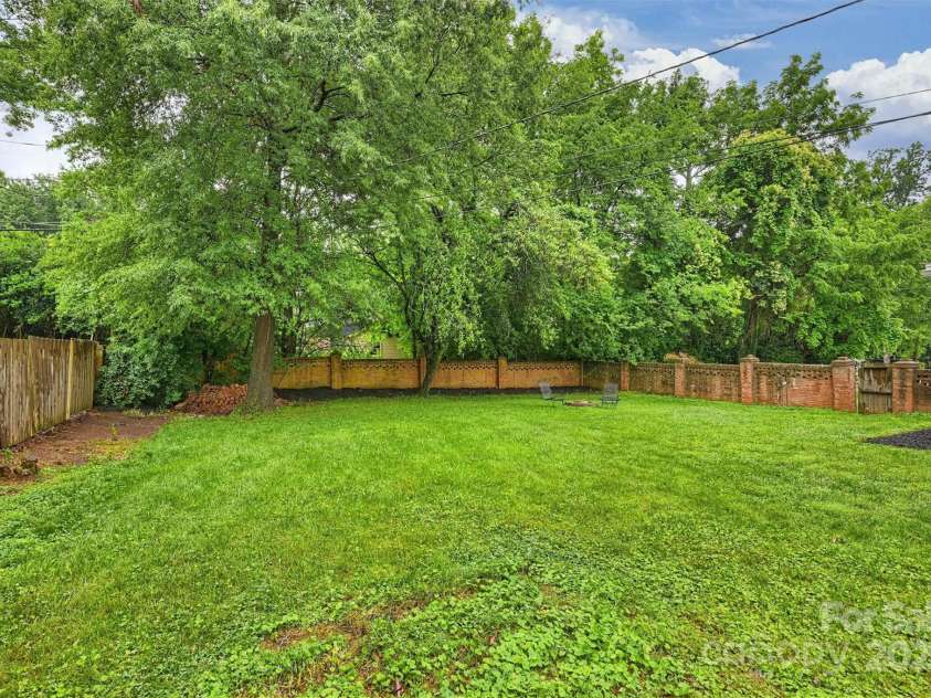 1961 Runnymede Lane, Charlotte, NC 28211.  MLS# CAR4265573, YatesRealty ID 23458. 