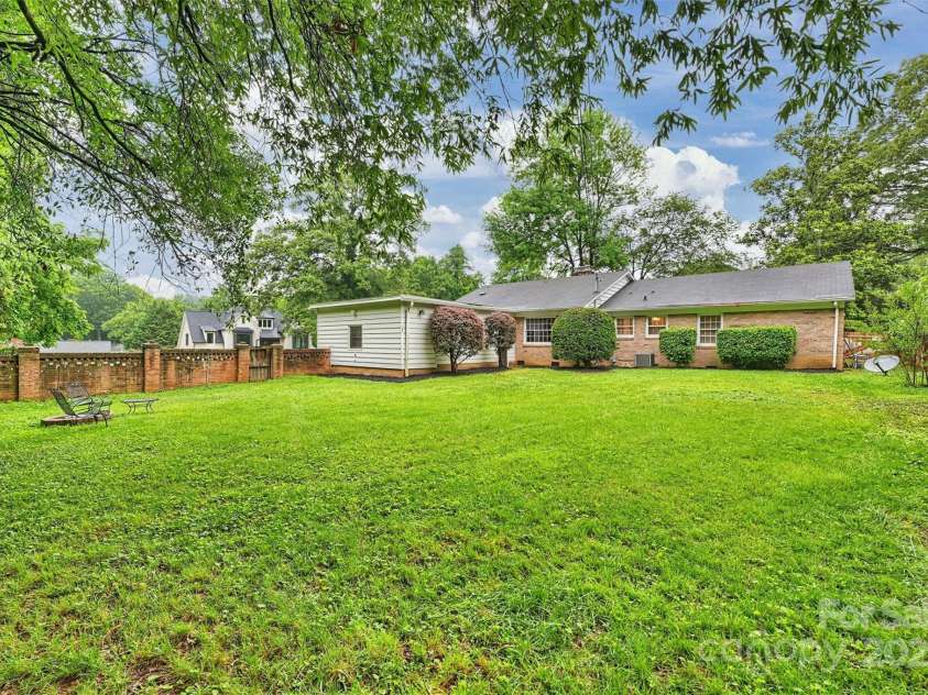 1961 Runnymede Lane, Charlotte, NC 28211.  MLS# CAR4265573, YatesRealty ID 23458. 