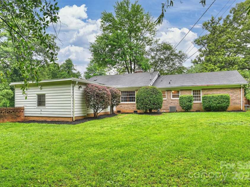 1961 Runnymede Lane, Charlotte, NC 28211.  MLS# CAR4265573, YatesRealty ID 23458. 