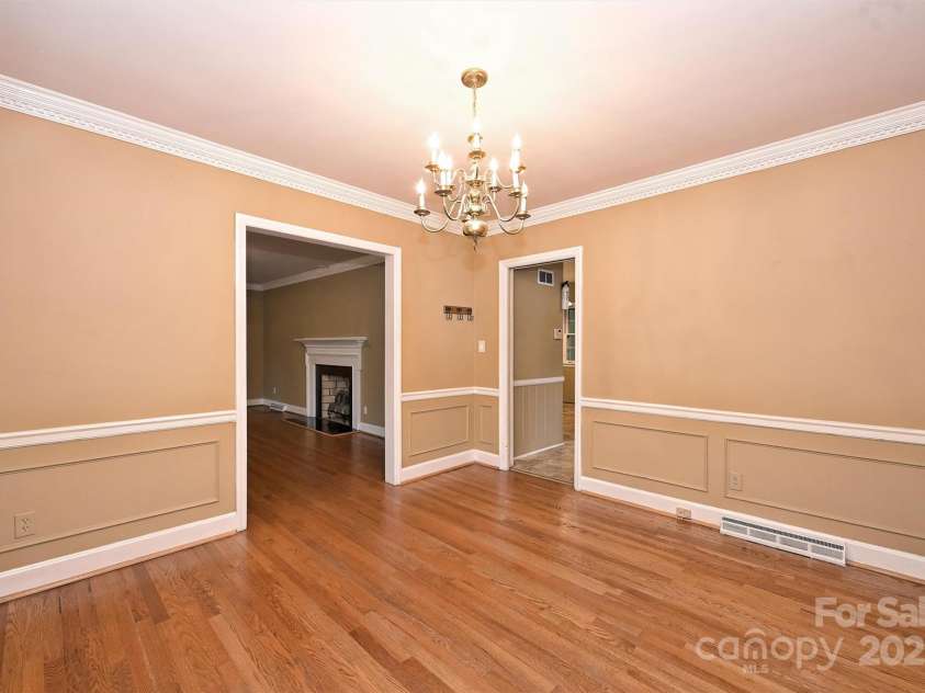 1961 Runnymede Lane, Charlotte, NC 28211.  MLS# CAR4265573, YatesRealty ID 23458. Dining Room