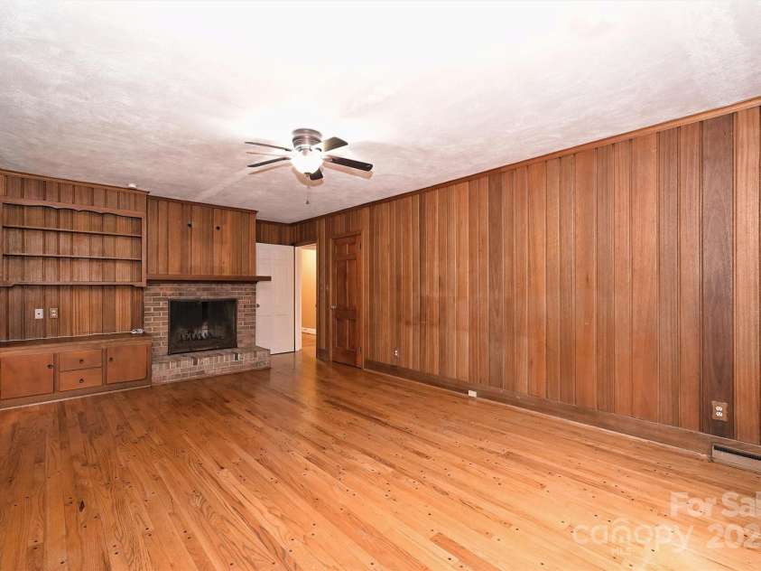 1961 Runnymede Lane, Charlotte, NC 28211.  MLS# CAR4265573, YatesRealty ID 23458. Family Room