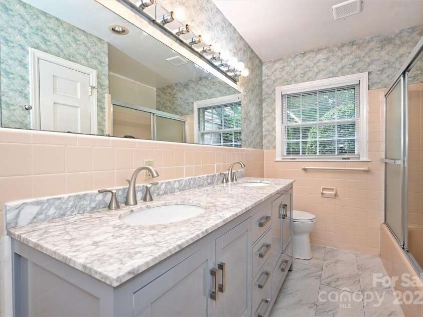 1961 Runnymede Lane, Charlotte, NC 28211.  MLS# CAR4265573, YatesRealty ID 23458. Hall Bath