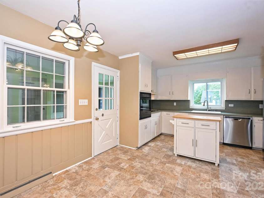1961 Runnymede Lane, Charlotte, NC 28211.  MLS# CAR4265573, YatesRealty ID 23458. Kitchen