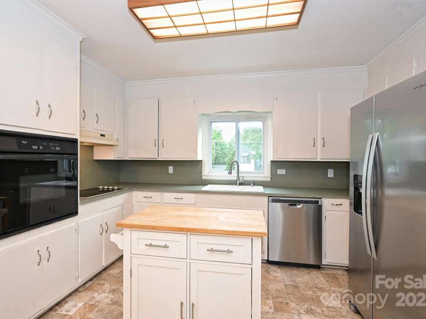 1961 Runnymede Lane, Charlotte, NC 28211.  MLS# CAR4265573, YatesRealty ID 23458. Kitchen