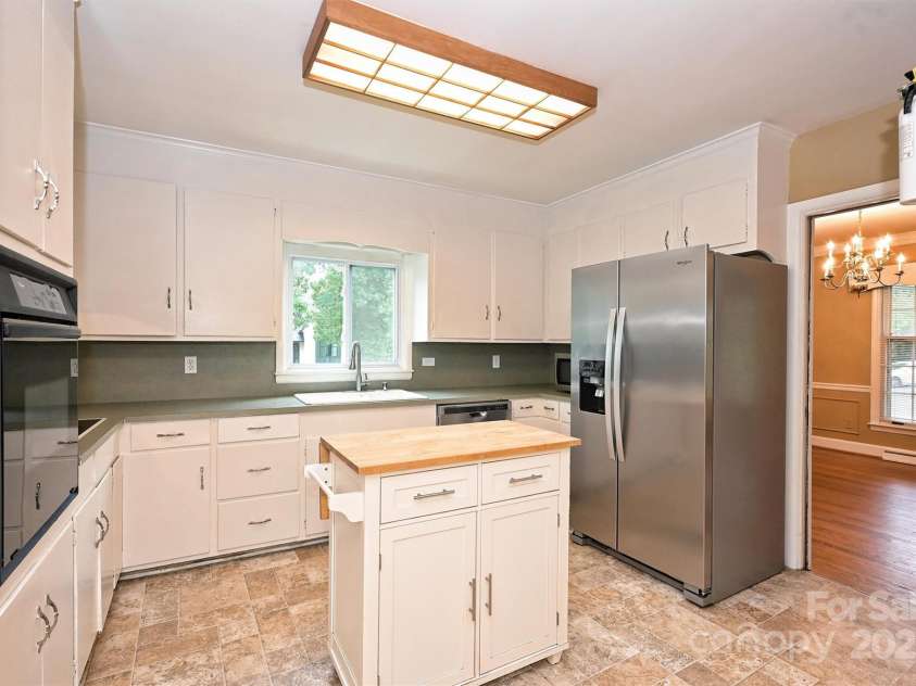 1961 Runnymede Lane, Charlotte, NC 28211.  MLS# CAR4265573, YatesRealty ID 23458. Kitchen
